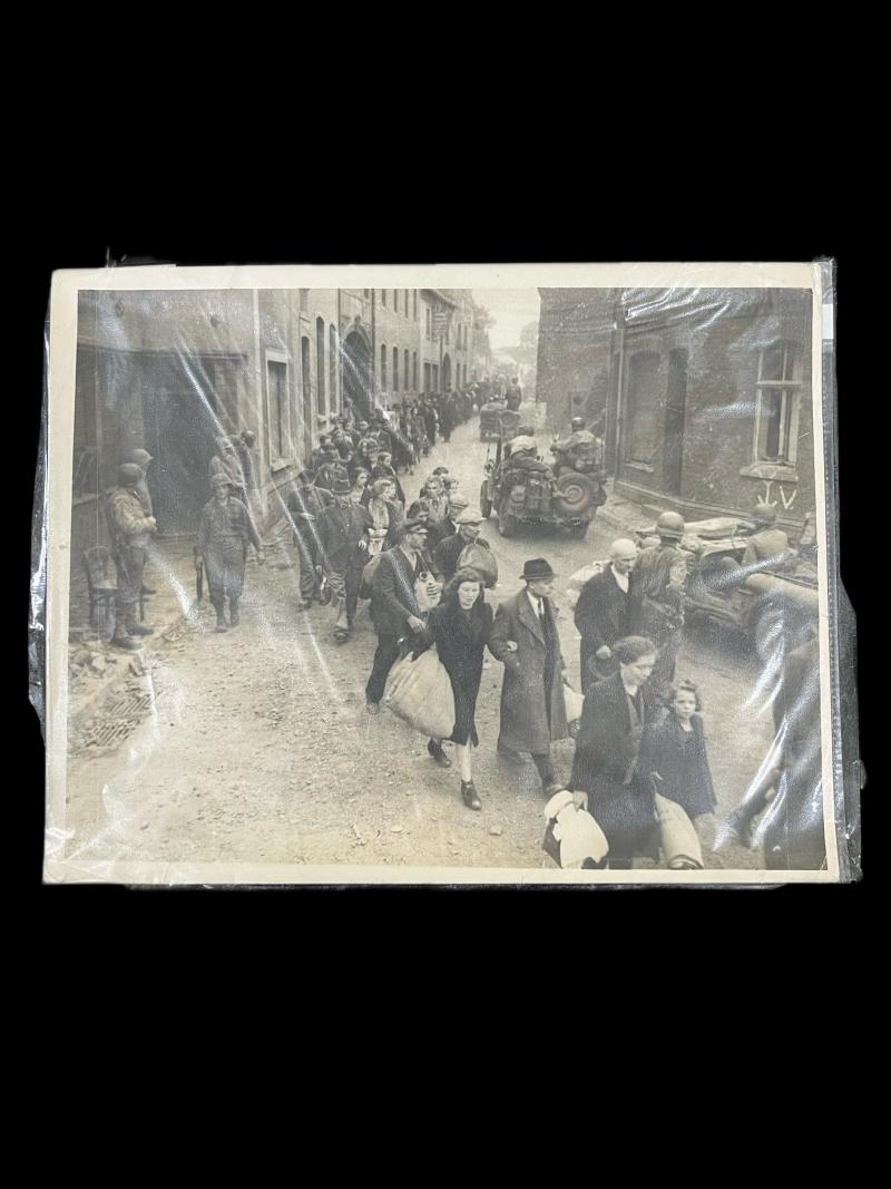 ASSOCIATED PRESS PHOTO OF U.S. TROOPS AND CIVILIANS