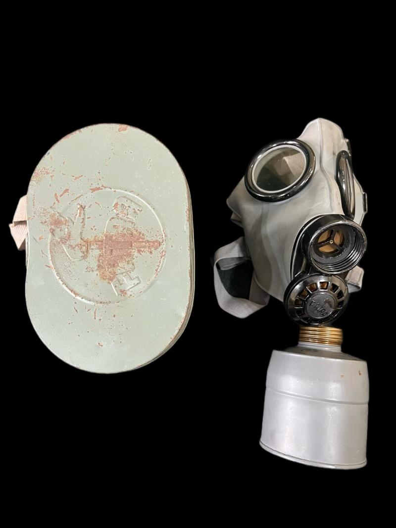 WW2 CZECH FATRA FM-3 GAS MASK WITH FILTER AND TIN