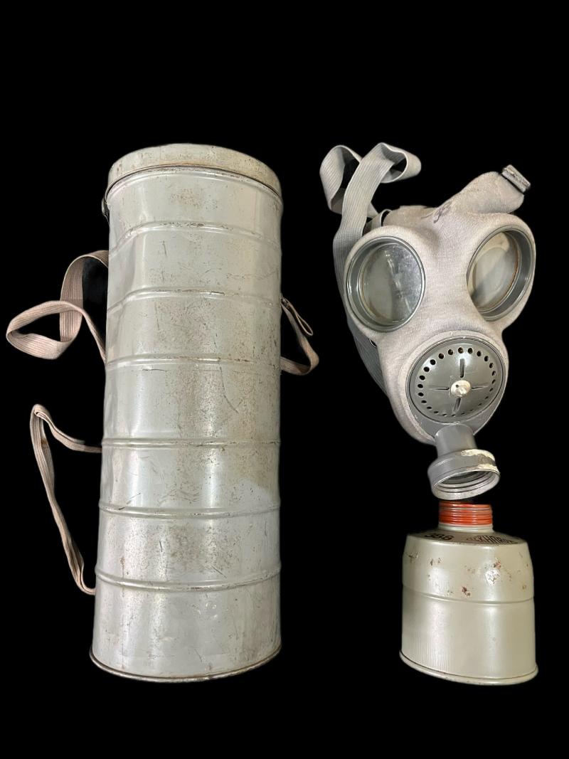 WW2 CZECH FATRA VZ.35 GAS MASK WITH FILTER AND TIN