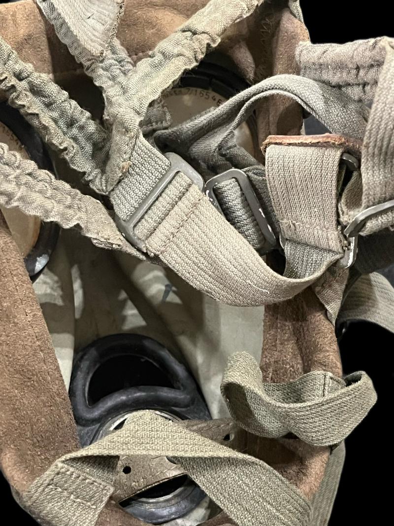 WW2 GERMAN DRAEGER M30 GAS MASK