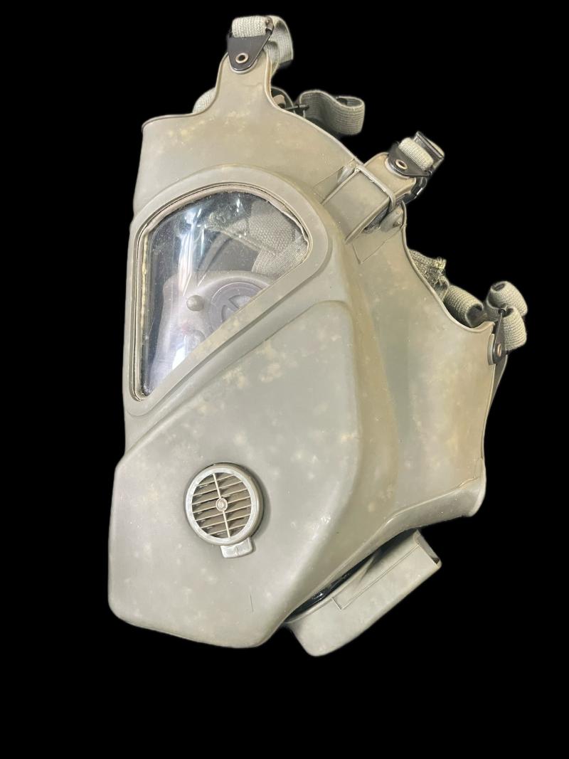 U.S VIETNAM ERA XM28E4 RIOT CONTROL GAS MASK