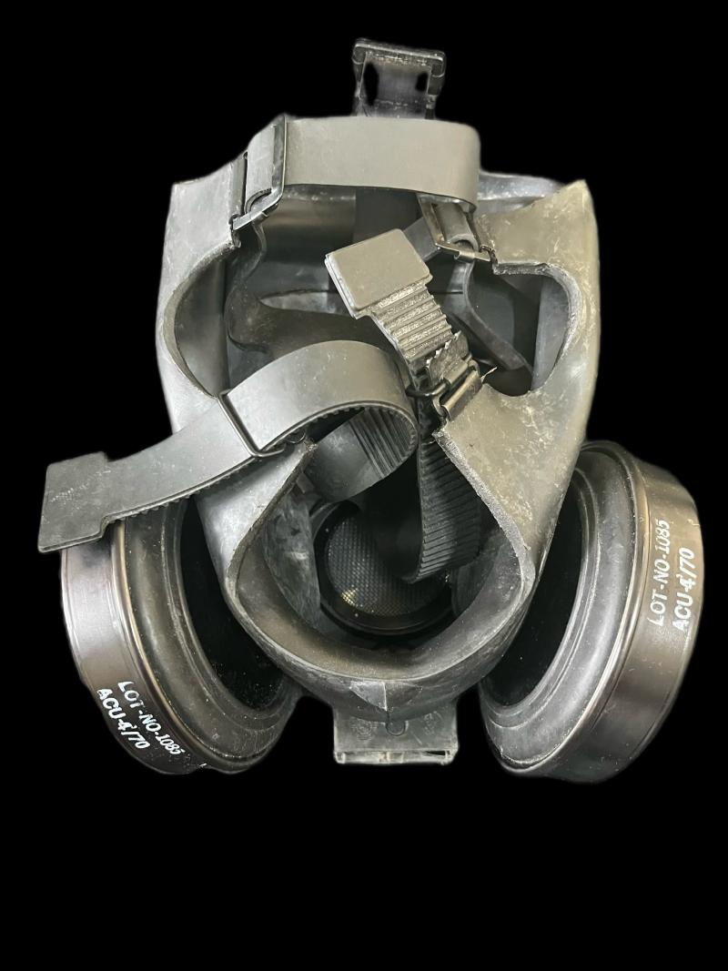 U.S. NAVY ND MARK V GAS MASK WITH BAG