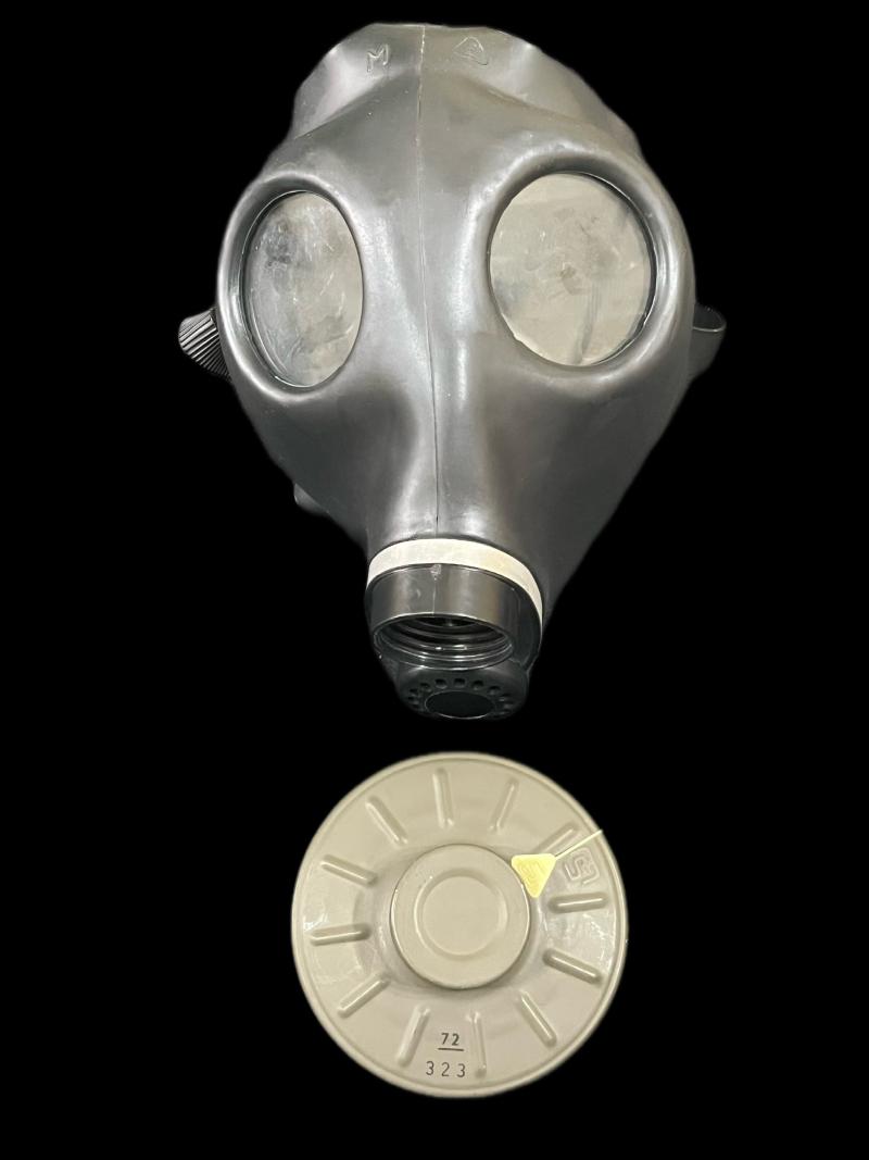EARLY ISRAELI SHALON MODEL 4 GAS MASK WITH FILTER