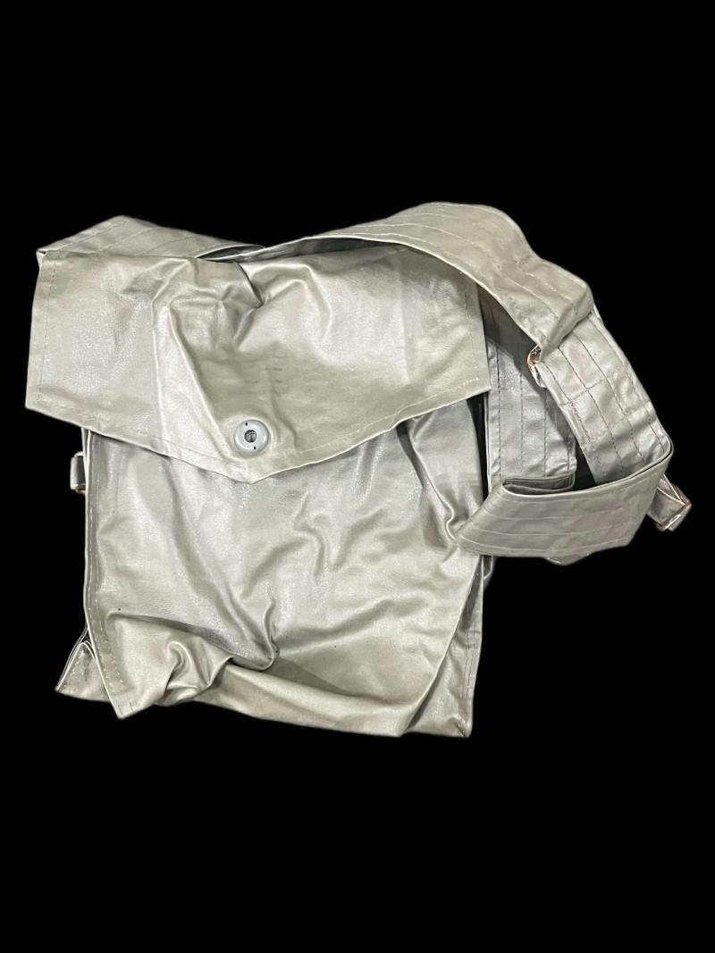 EAST GERMAN NVA GAS MASK BAG