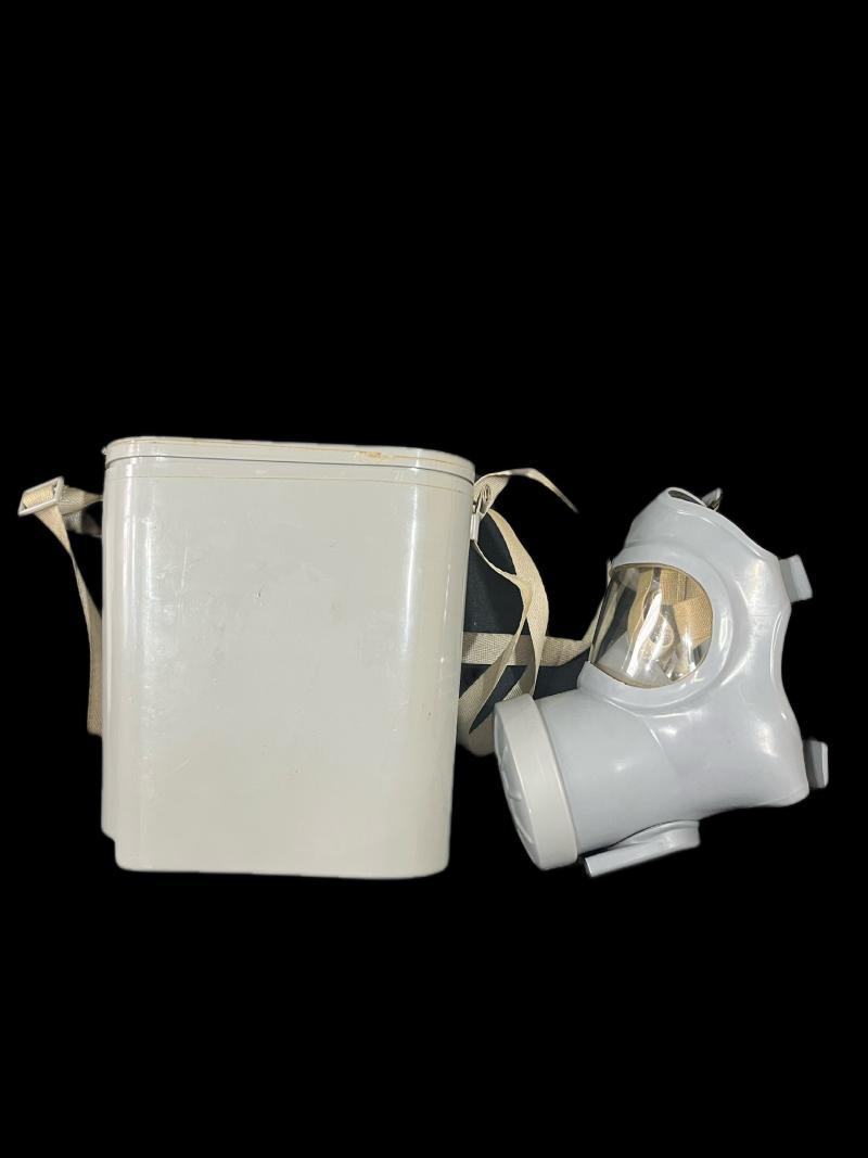 SWEDISH TYPE 33 GAS MASK WITH BOX AND INSTRUCTIONS