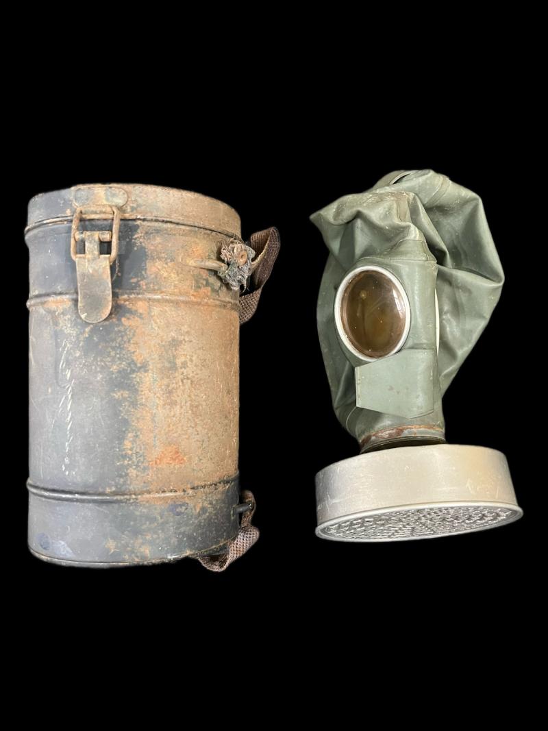 WW2 GERMAN LUFTSCHUTZ VM-37 GAS MASK WITH FILTER AND TIN