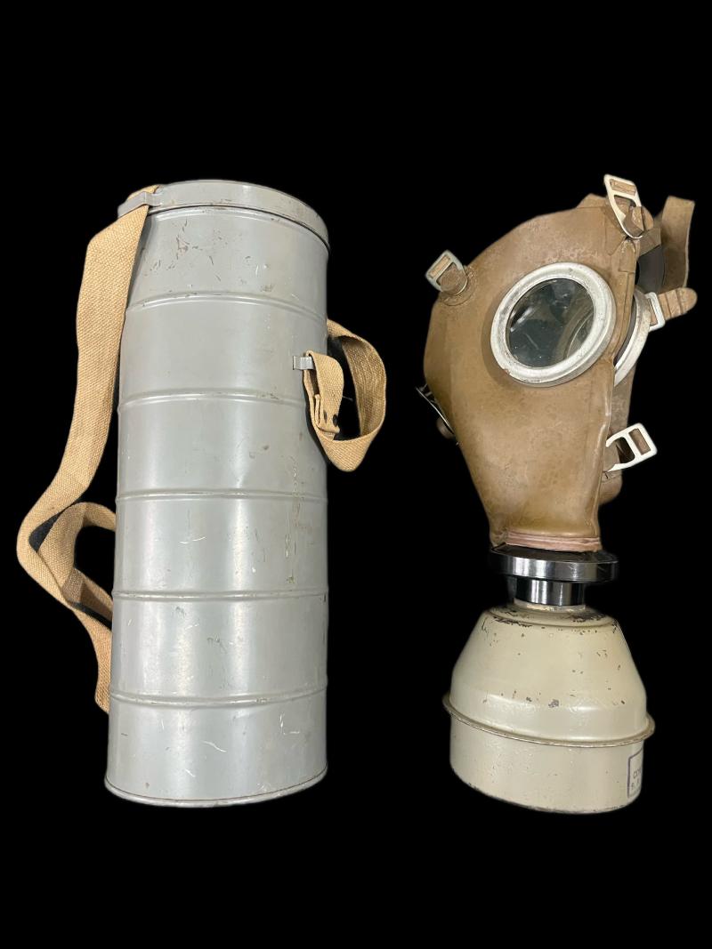 WW2 BELGIAN L.702 GAS MASK WITH FILTER AND TIN