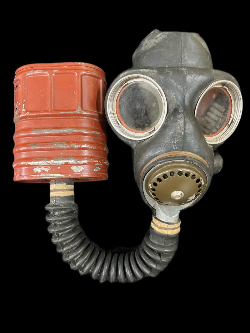 WW2 CANADIAN GAS MASK