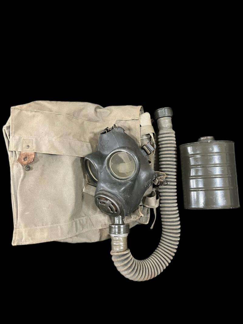YUGOSLAVIAN M-52 GAS MASK WITH FILTER AND BAG