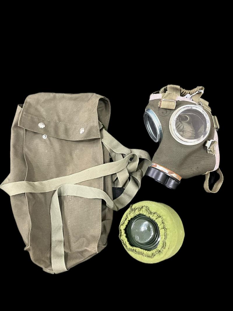 HUNGARIAN M75 GAS MASK WITH FILTER AND POUCH