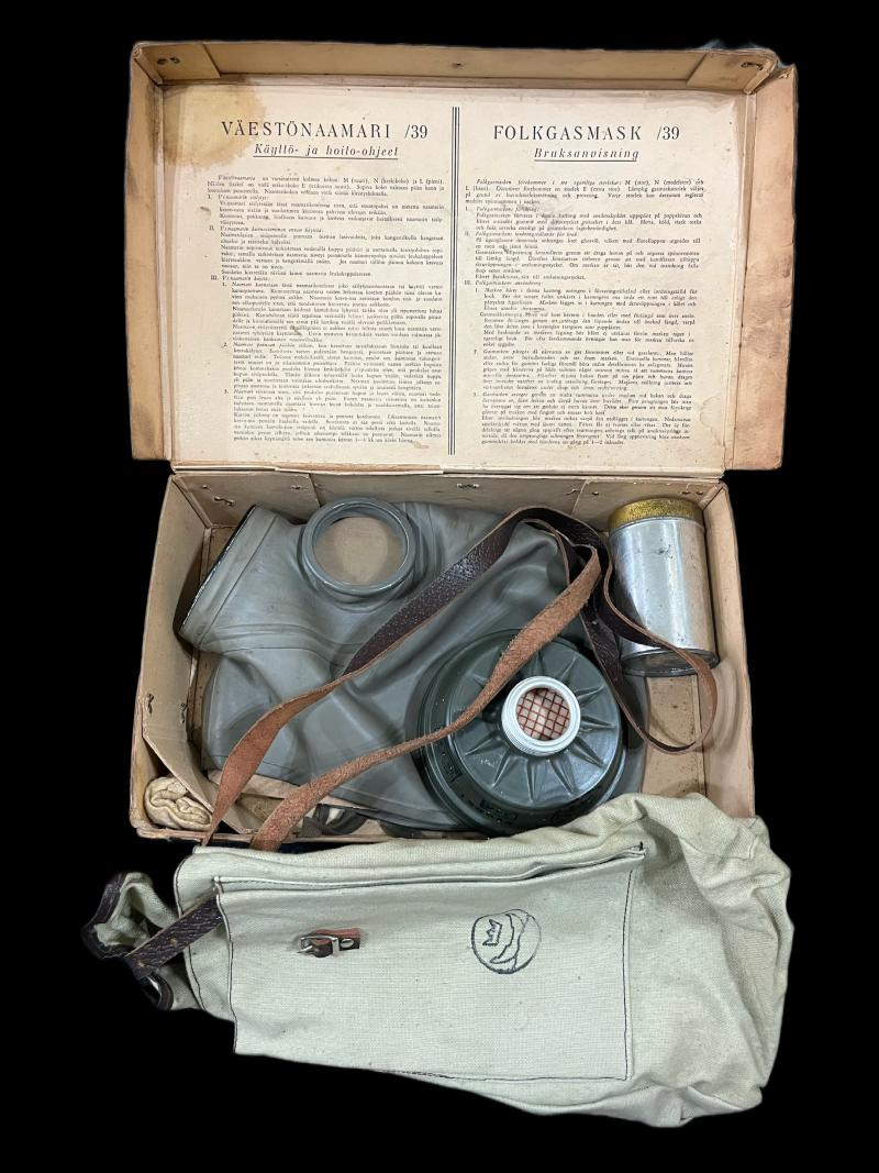 WW2 FINNISH MODEL 39 GAS MASK SET IN BOX