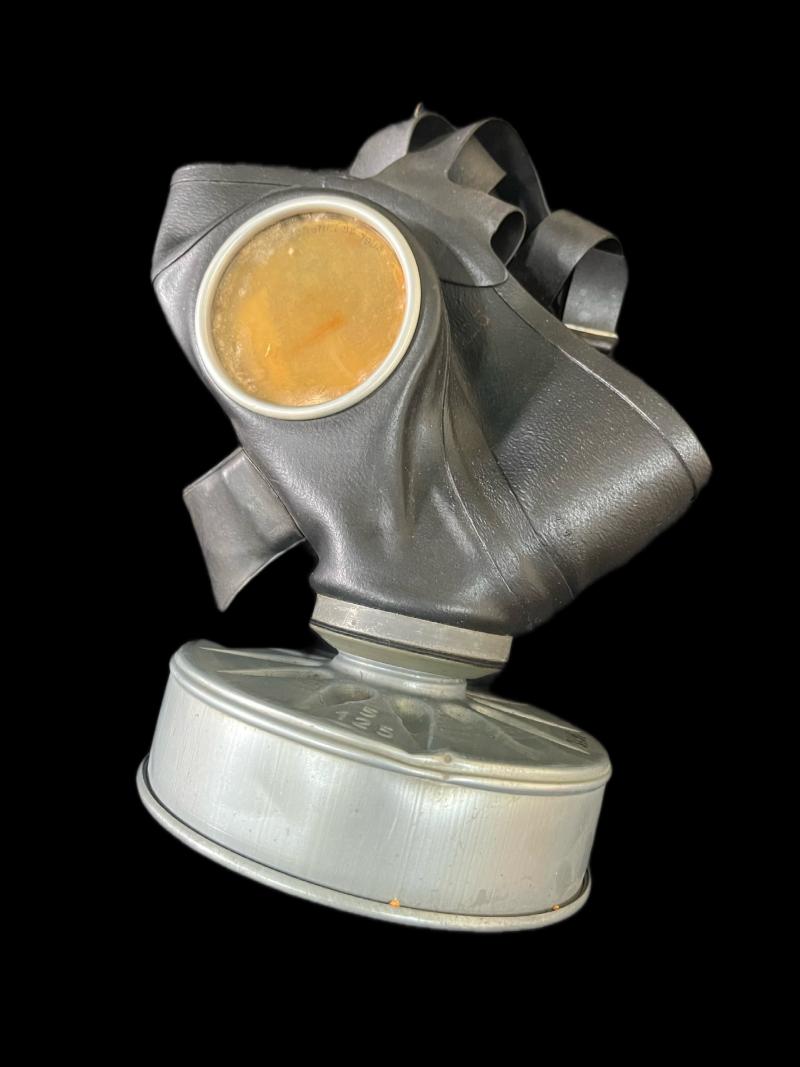 WW2 GERMAN VM-40 GAS MASK AND FILTER