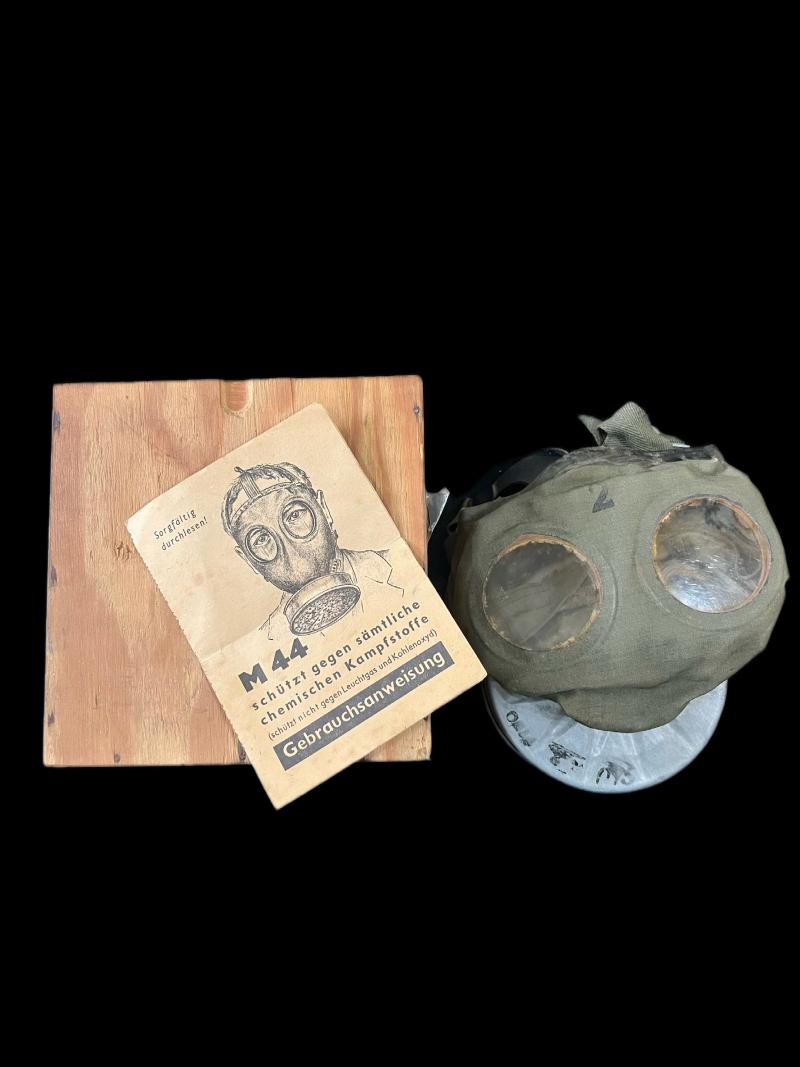 LATE WW2 GERMAN VM-44 GAS MASK WITH INSTRUCTIONS AND BOX