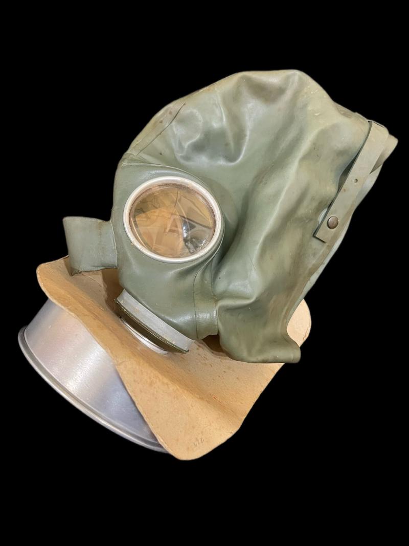 WW2 GERMAN VM-37 GAS MASK AND FILTER