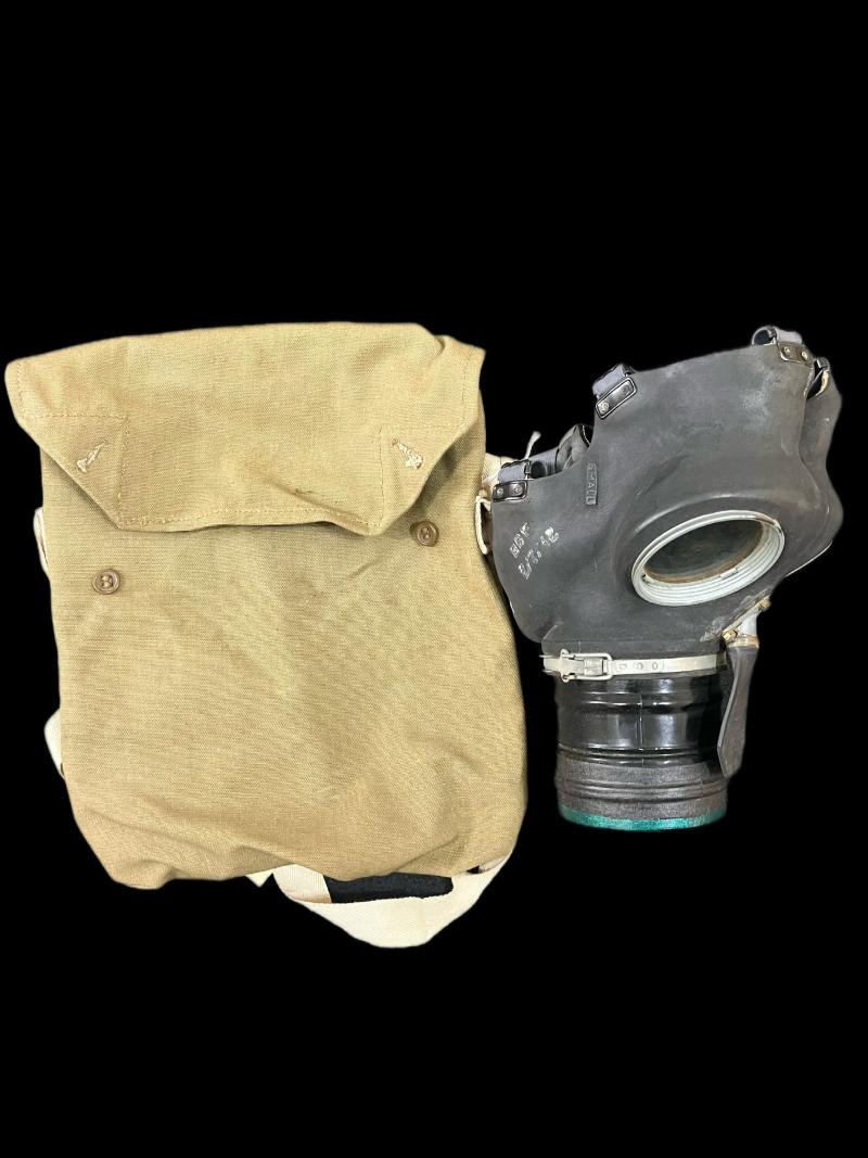 WW2 BRITISH GAS MASK IN BAG