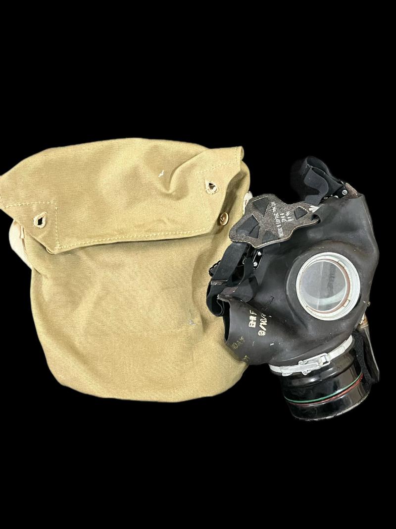 WW2 BRITISH GAS MASK IN BAG
