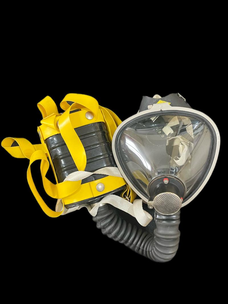 BRITISH SIEBE GORMAN ESSGEE GAS MASK AND FILTER
