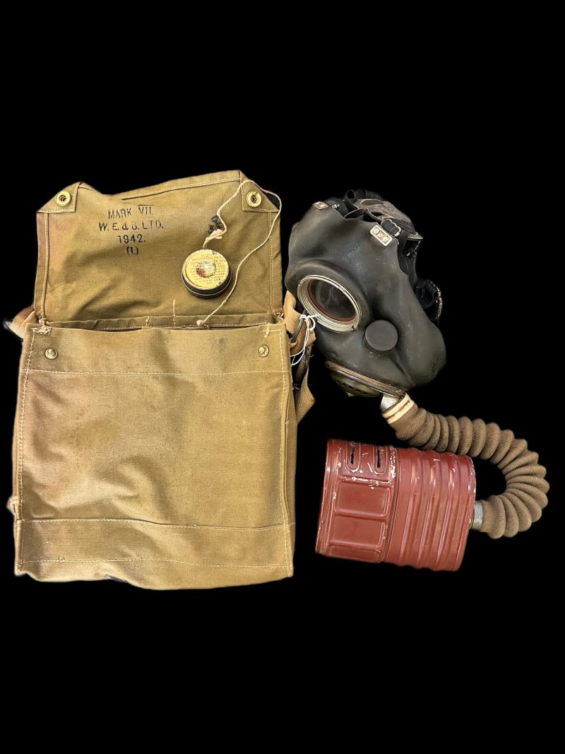 WW2 BRITISH MK.V GAS MASK WITH FILTER, BAG AND ANTI DIMMING
