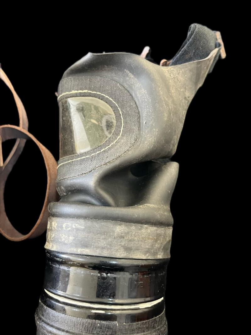 WW2 BRITISH AVON GAS MASK AND TUBE