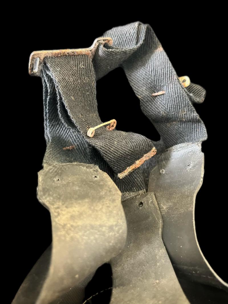 WW2 BRITISH AVON GAS MASK AND TUBE