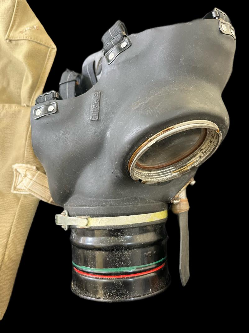 WW2 BRITISH CIVILIAN DUTY GAS MASK AND BAG