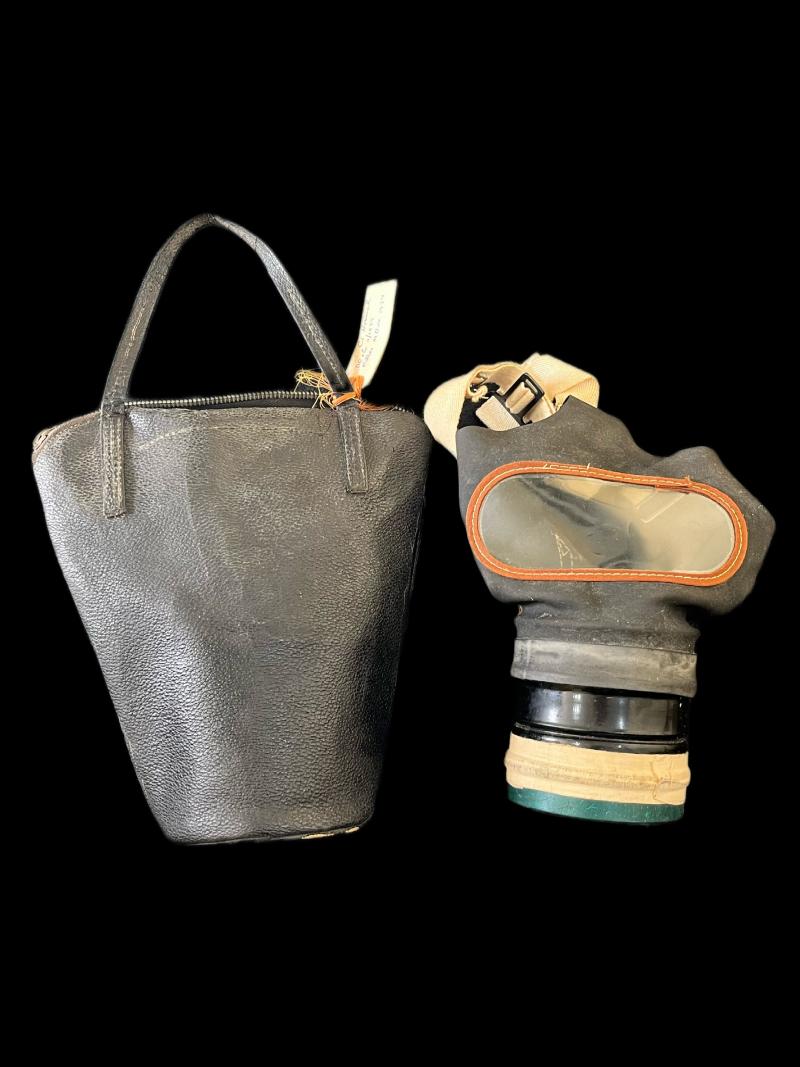 WW2 BRITISH CIVILIAN GAS MASK WITH BAG