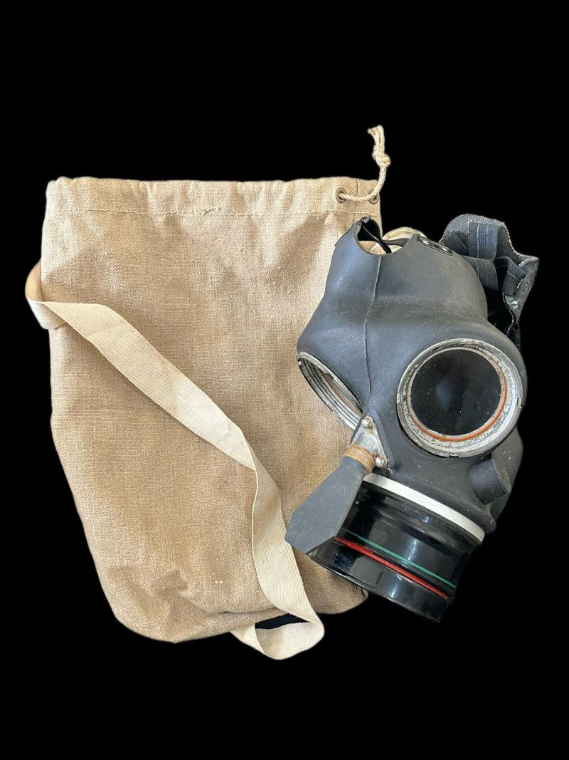 WW2 BRITISH CIVILIAN DUTY GAS MASK AND BAG