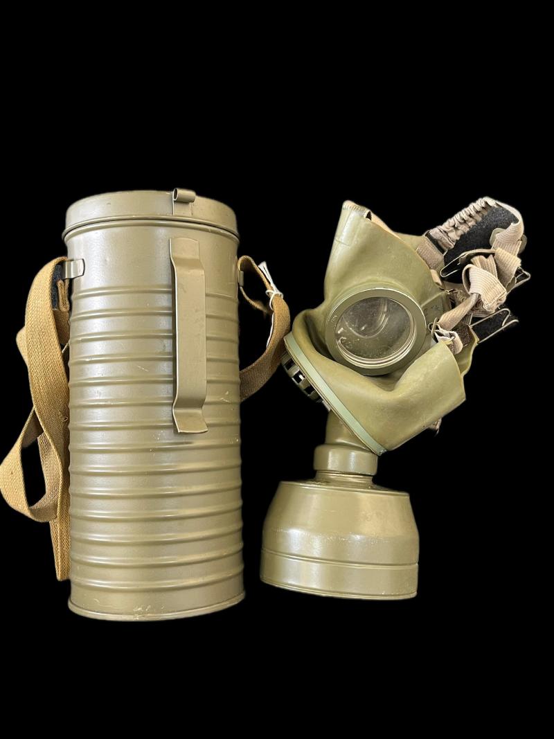 WW2 SWISS GAS MASK WITH FILTER AND TIN