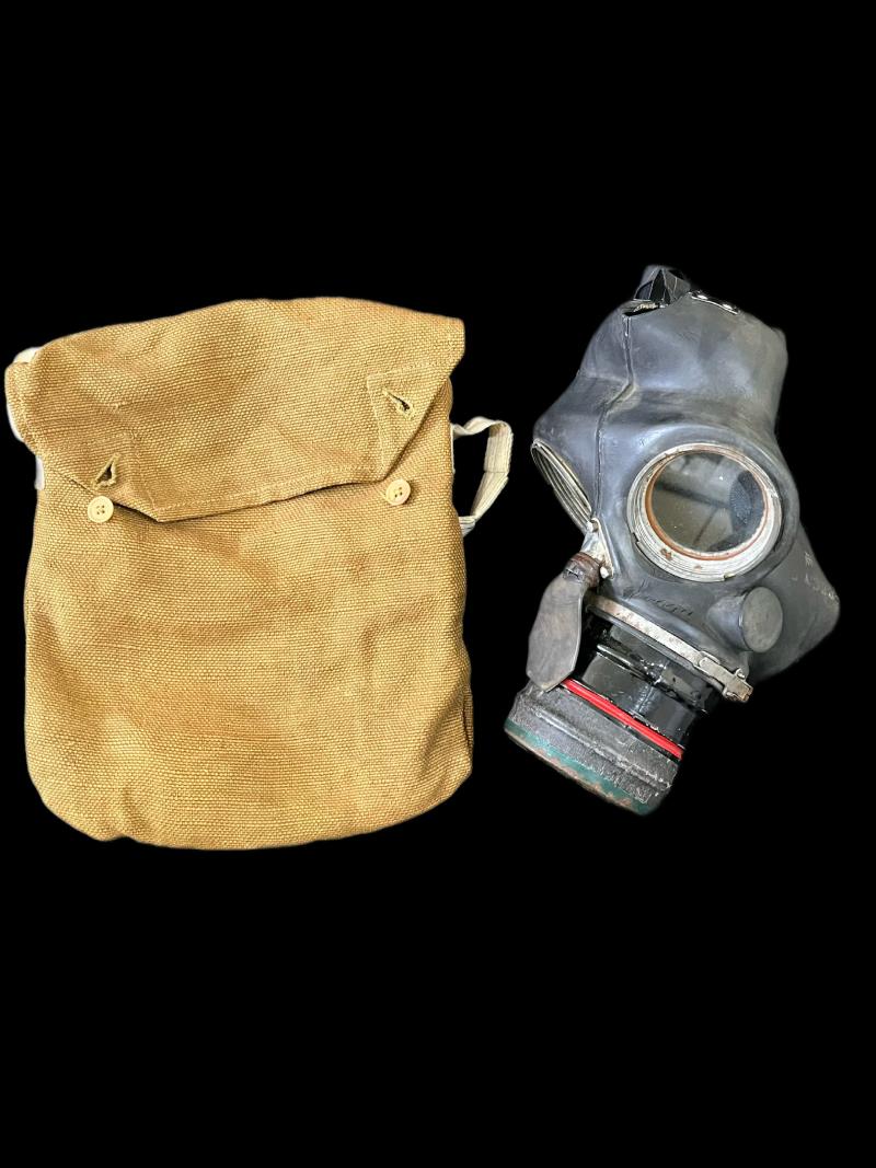 WW2 BRITSH GAS MASK IN BAG