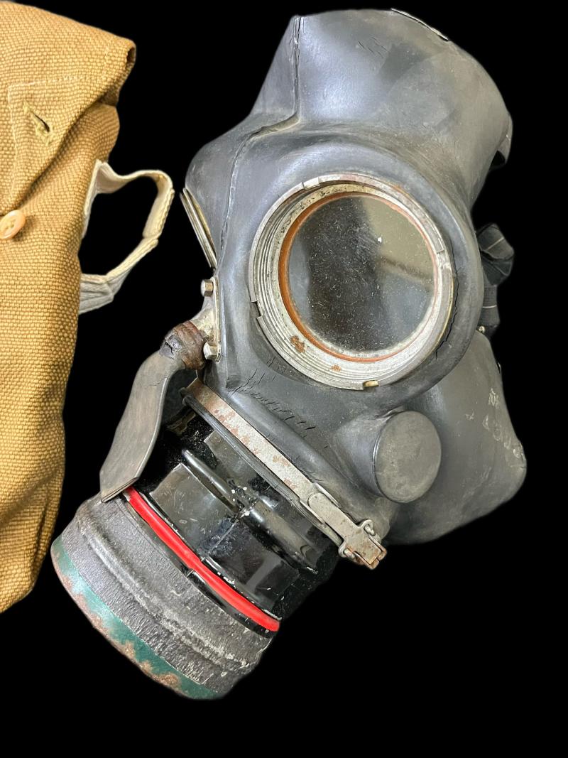 WW2 BRITSH GAS MASK IN BAG