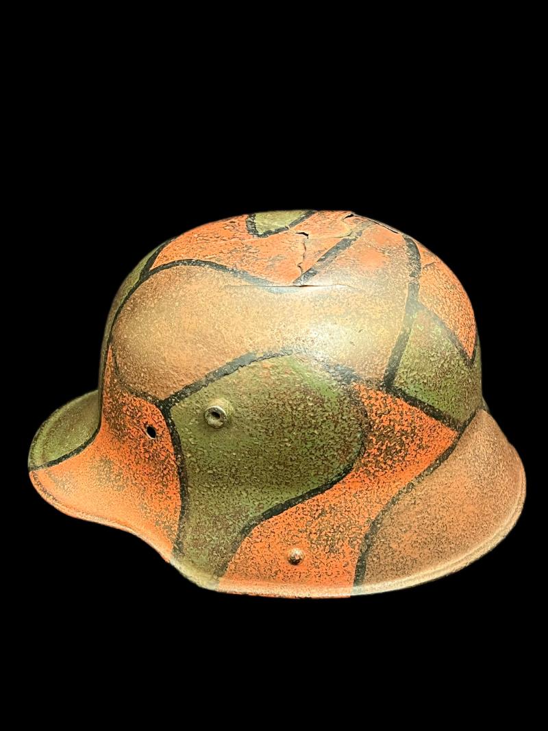 WW1 GERMAN M16/M17 CAMO HELMET (BATTLE DAMAGE)
