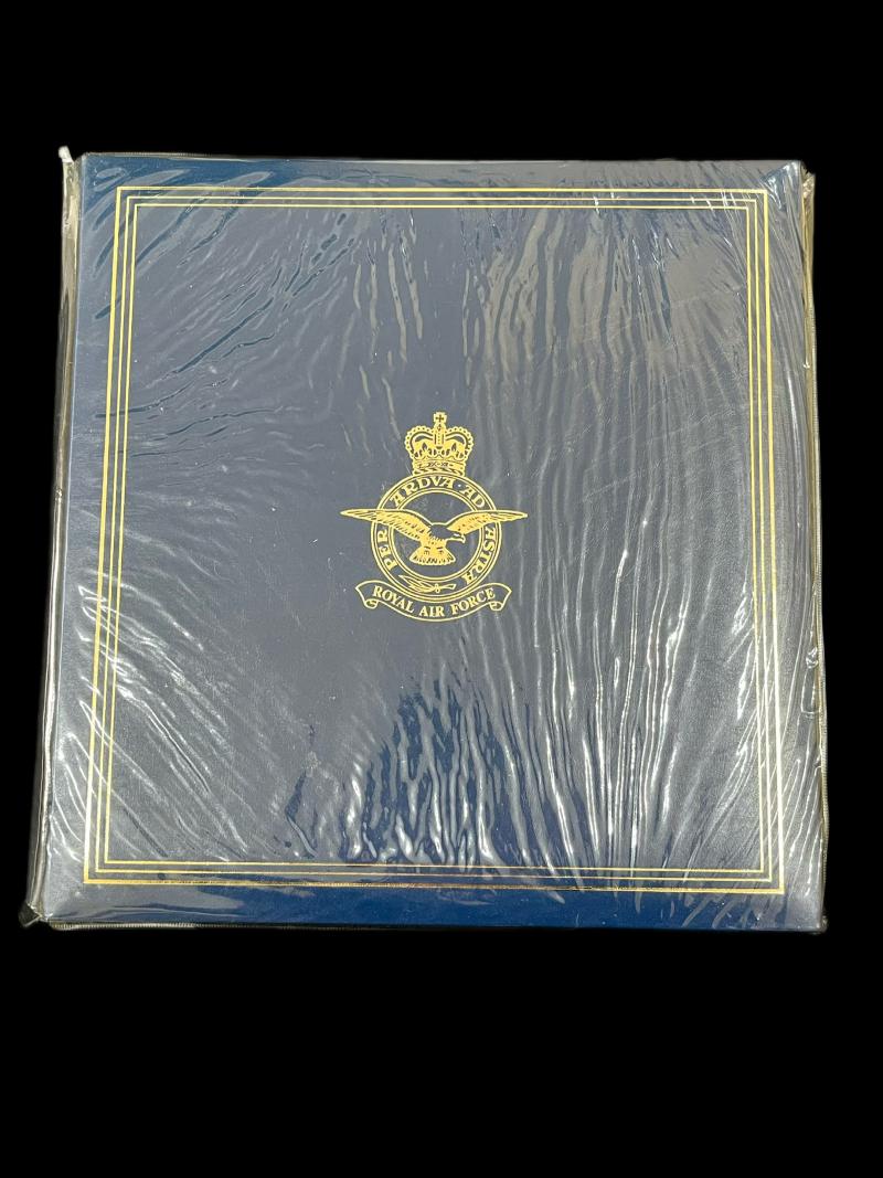 26 X RAF BATTLE OF BRITAIN FIGHTER COMMAND PILOT PROFILES AND HAND SIGNED SIGNATURES