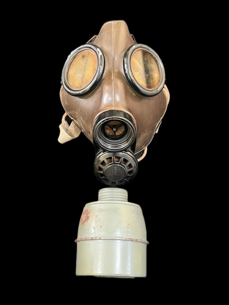 WW2 CZECH GAS MASK WITH FILTER