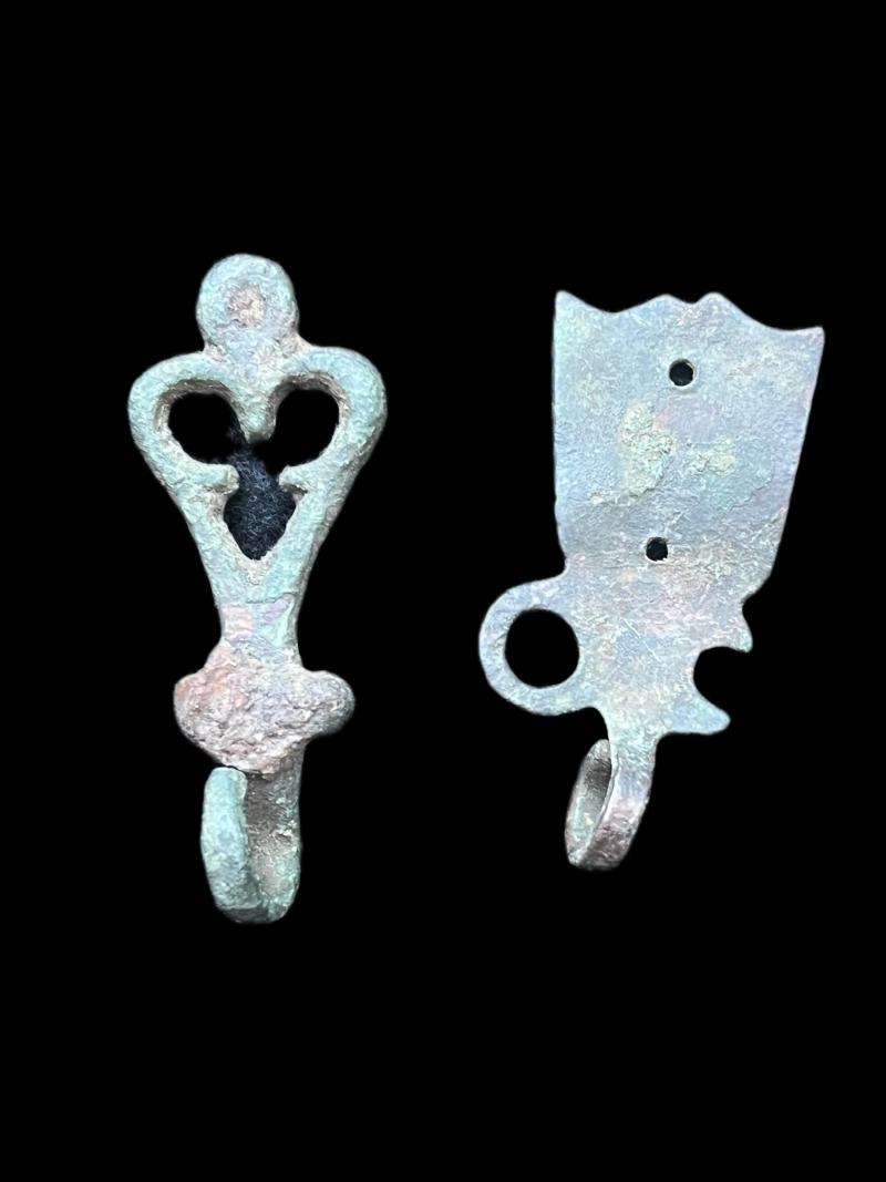 ENGLISH CIVIL WAR HOOK & EYE BELT PIECES.
