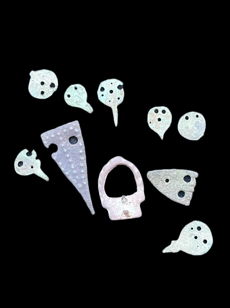 ASSORTED LOT OF SAXON STRAP ENDS