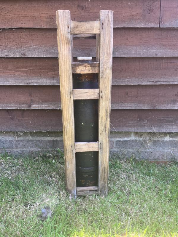 WW2 GERMAN 15.2CM HOWITZER SHELL IN CRATE (INERT)
