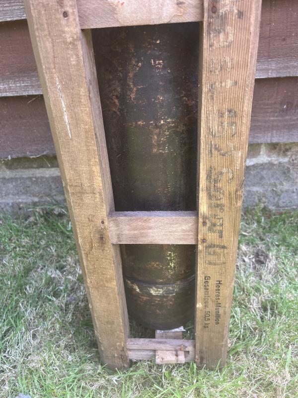 WW2 GERMAN 15.2CM HOWITZER SHELL IN CRATE (INERT)