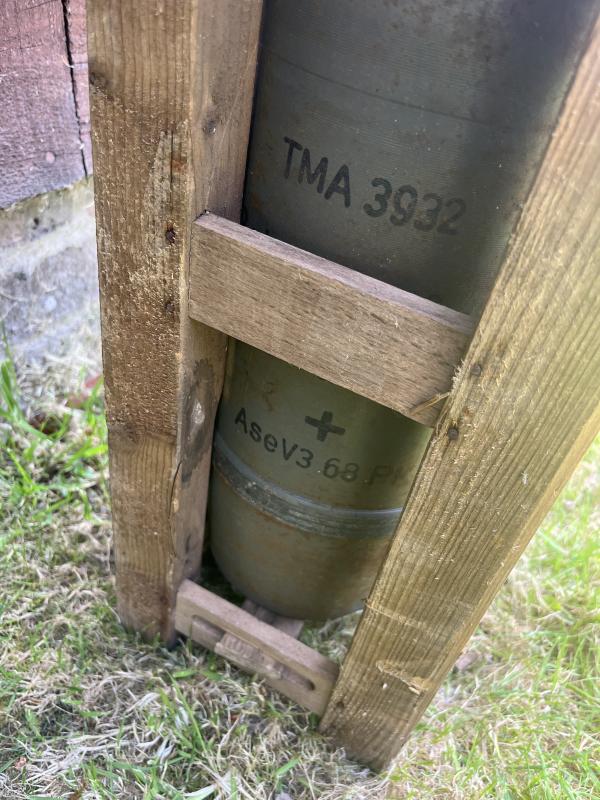 WW2 GERMAN 15.2CM HOWITZER SHELL IN CRATE (INERT)