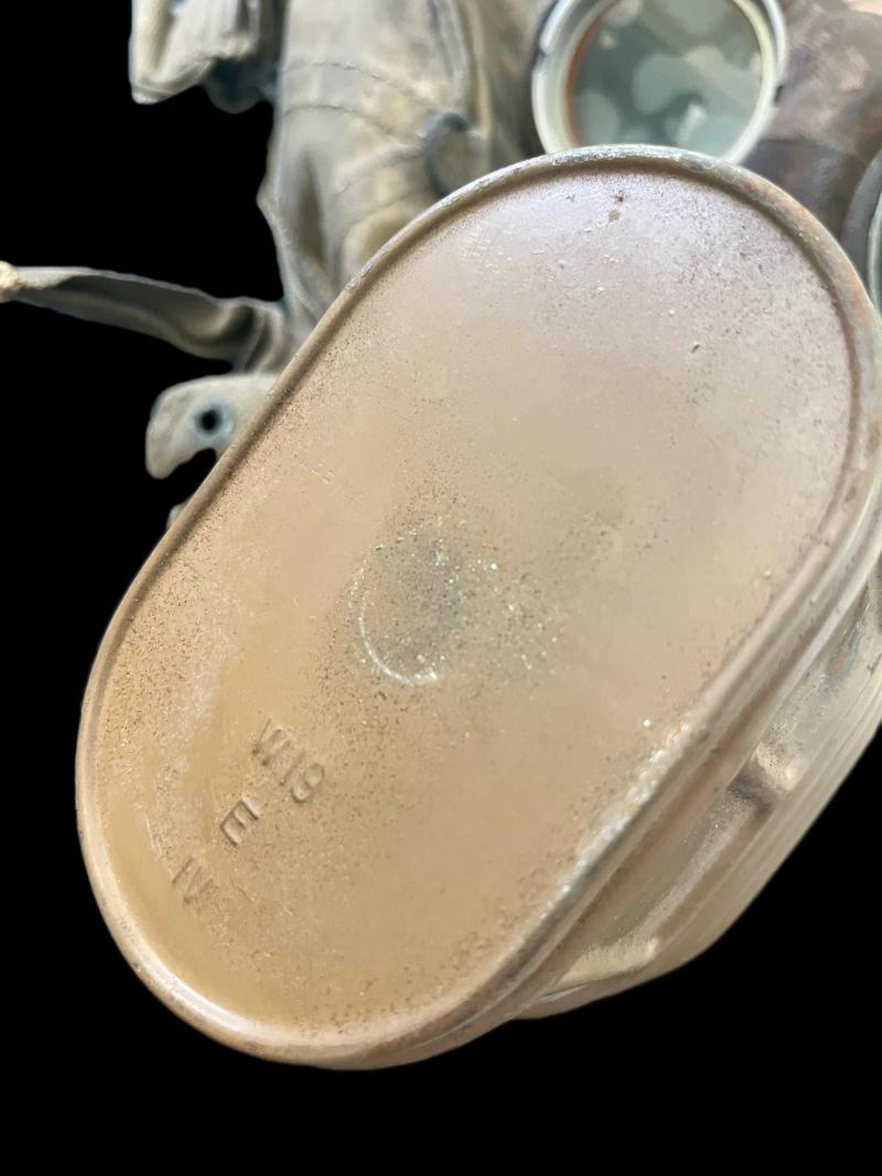 WW2 BRITISH MK.IV GAS MASK WITH FILTER, ANTI DIMMING AND BAG