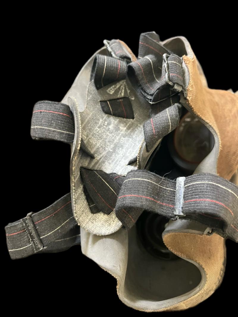 WW2 BRITISH MK.IV GAS MASK WITH FILTER, ANTI DIMMING AND BAG