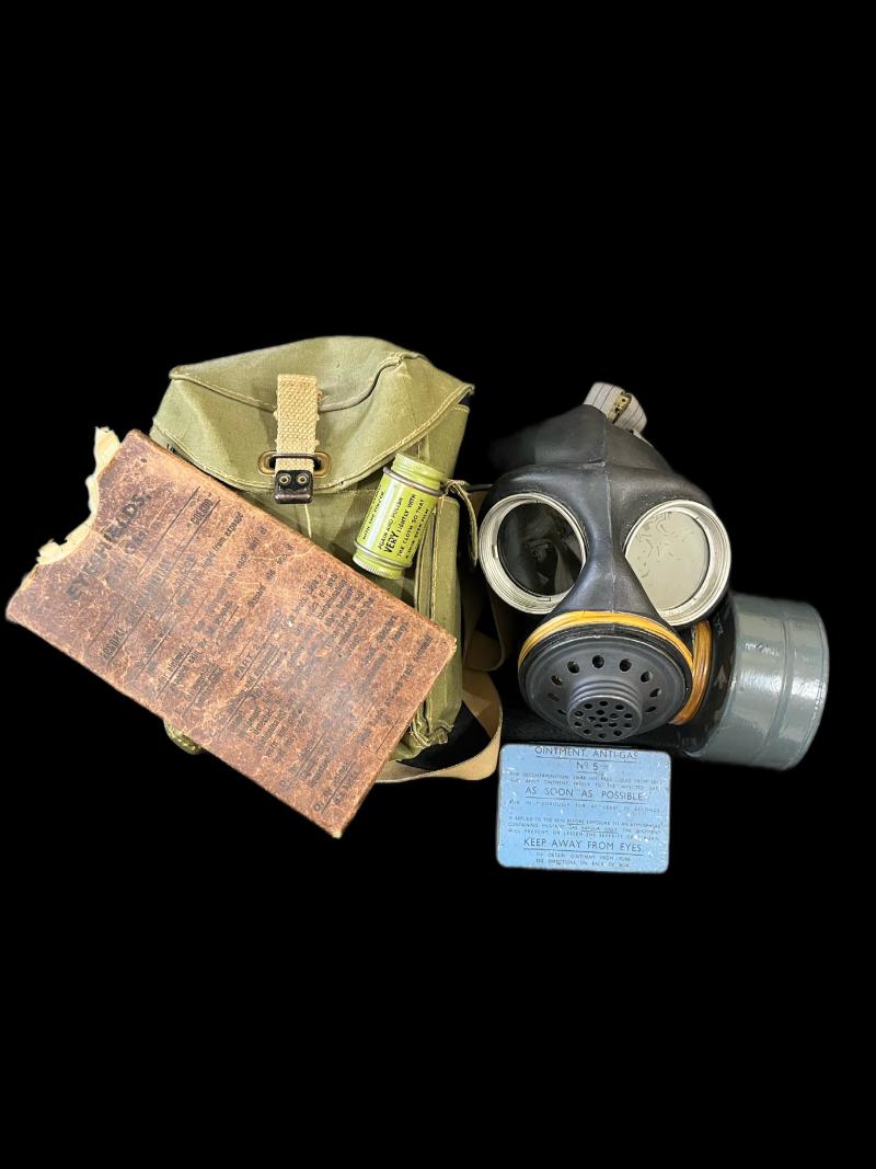 WW2 BRITISH LIGHTWEIGHT GAS MASK & CONTENTS