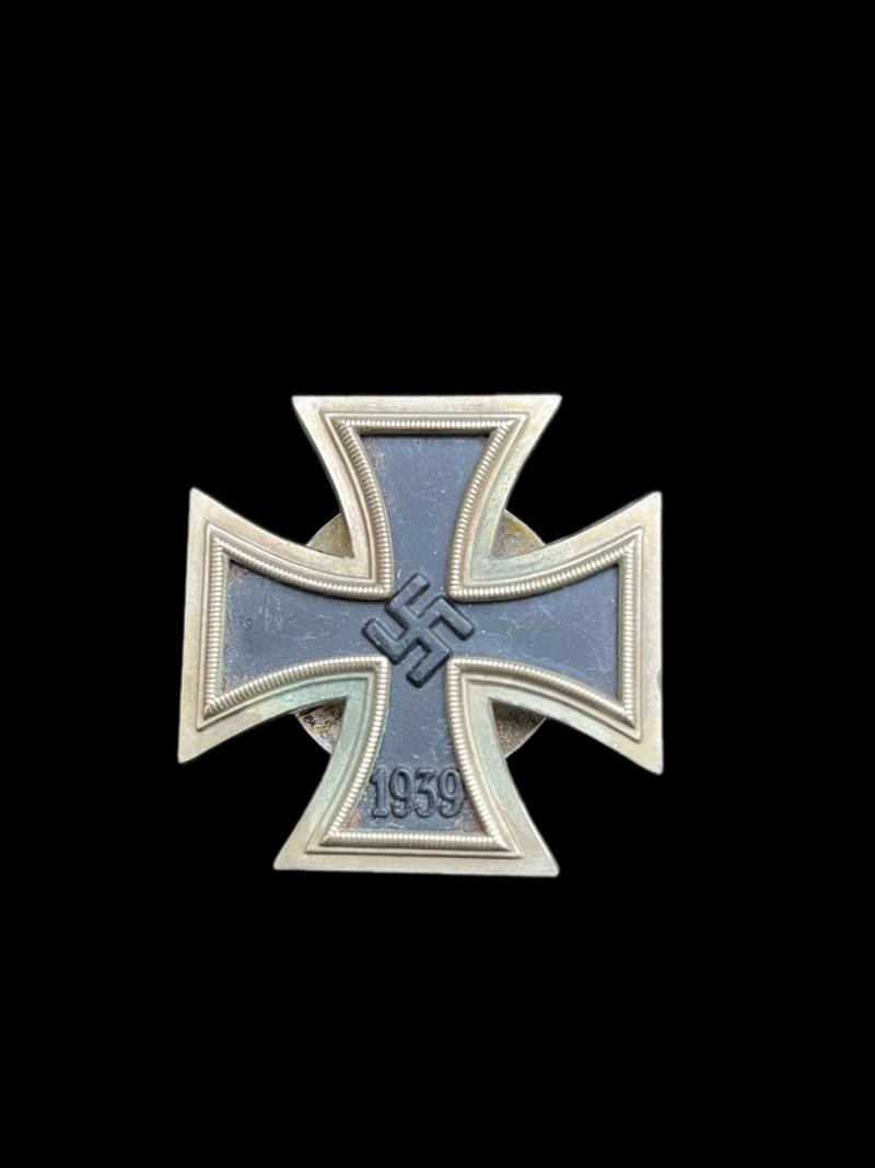 WW2 GERMAN IRON CROSS 1ST CLASS SCREW BACK (L12 MAKERS)
