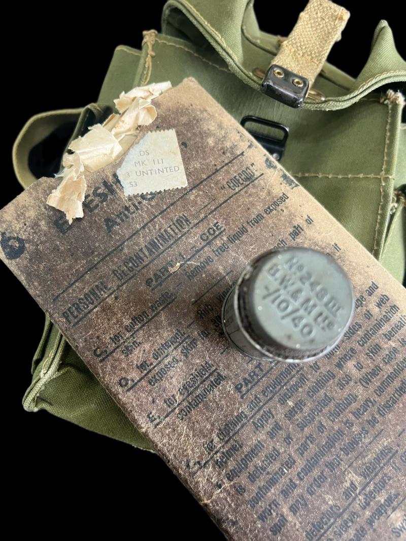 WW2 BRITISH LIGHTWEIGHT GAS MASK & CONTENTS