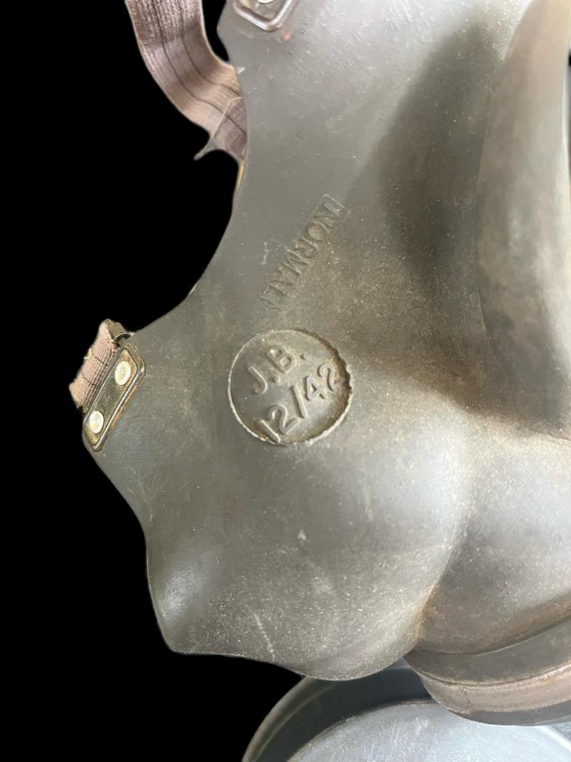 WW2 BRITISH LIGHTWEIGHT GAS MASK & CONTENTS