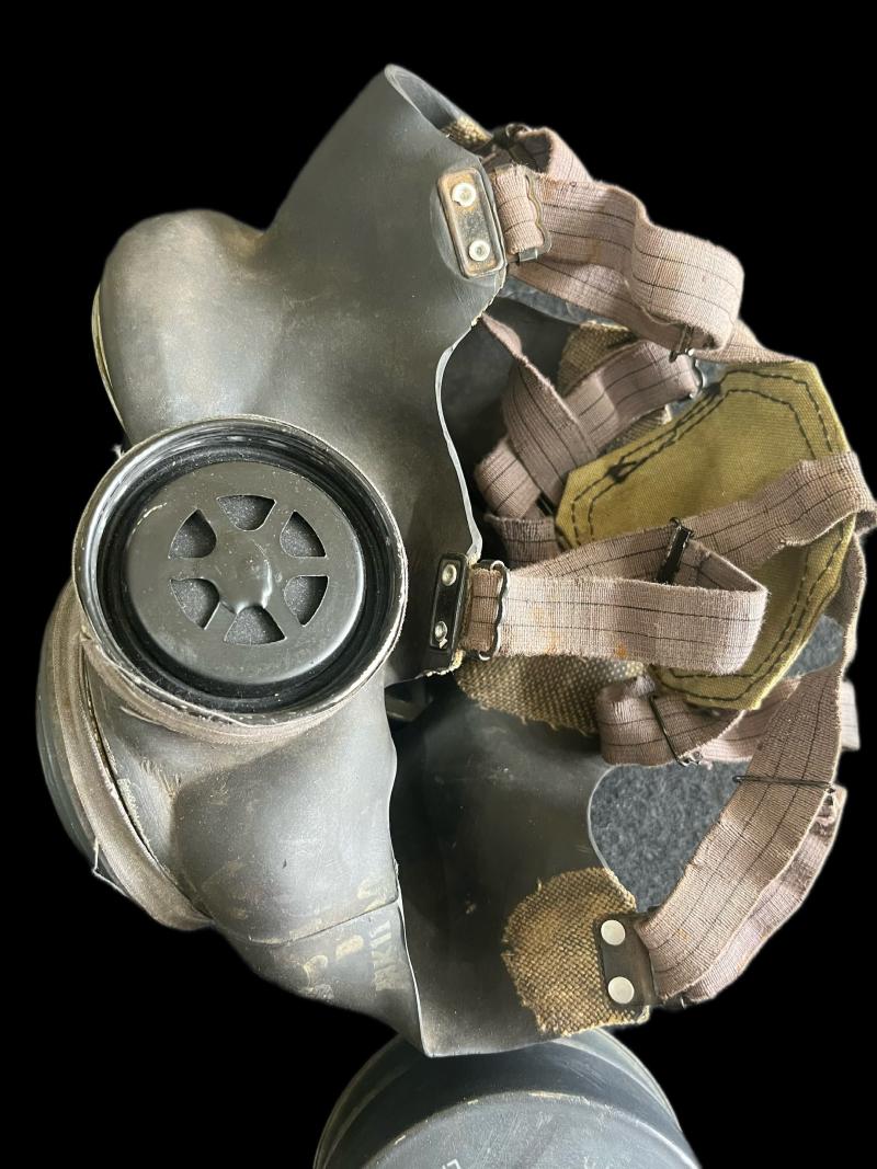 WW2 BRITISH LIGHTWEIGHT GAS MASK & CONTENTS