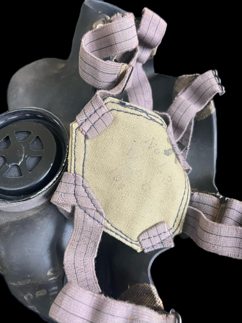 WW2 BRITISH LIGHTWEIGHT GAS MASK & CONTENTS