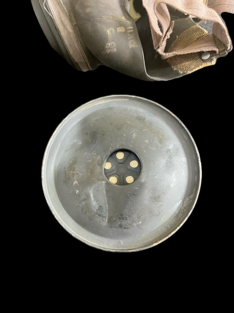WW2 BRITISH LIGHTWEIGHT GAS MASK & CONTENTS