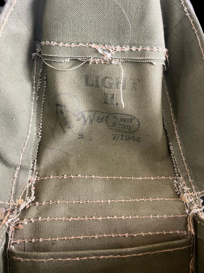 WW2 BRITISH LIGHTWEIGHT GAS MASK & CONTENTS