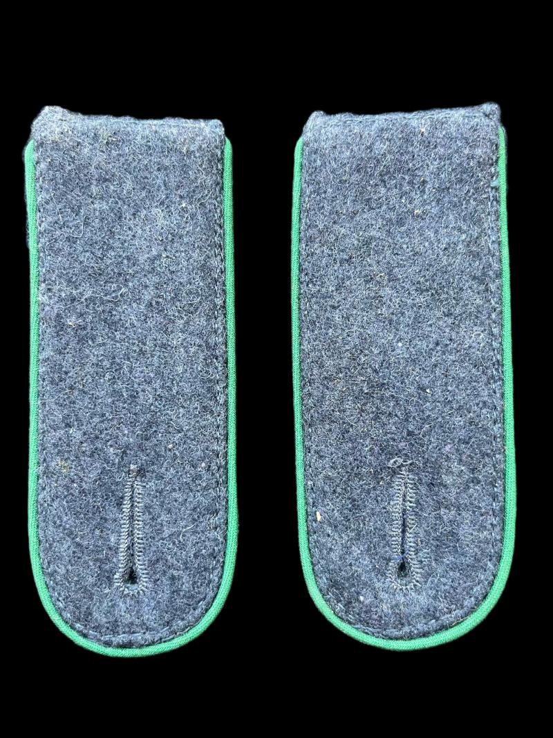 REPRODUCTION WW2 GERMAN LUFTWAFFE GREEN PIPED SHOULDER BOARDS
