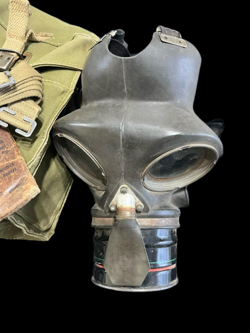 WW2 BRITISH CIVIL DEFENCE GAS MASK & CONTENTS